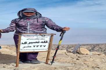 صعود بانوی کارشناس هواشناسی هرمزگان به بلندترین قله ی کوه گنو 